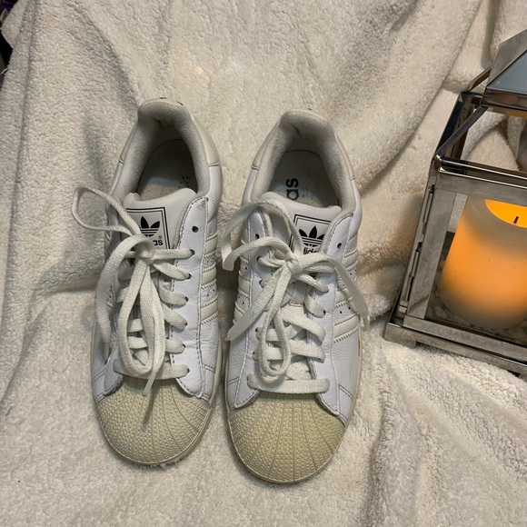 Men's Adidas Superstars 7.5 all white - Picture 2 of 7